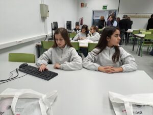 La Fallera Mayor Infantil de València y su Corte de Honor visitaron el Museo de Informática de la UPV